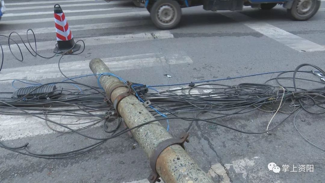 貨車掛斷七根電桿，通信線路受損嚴(yán)重